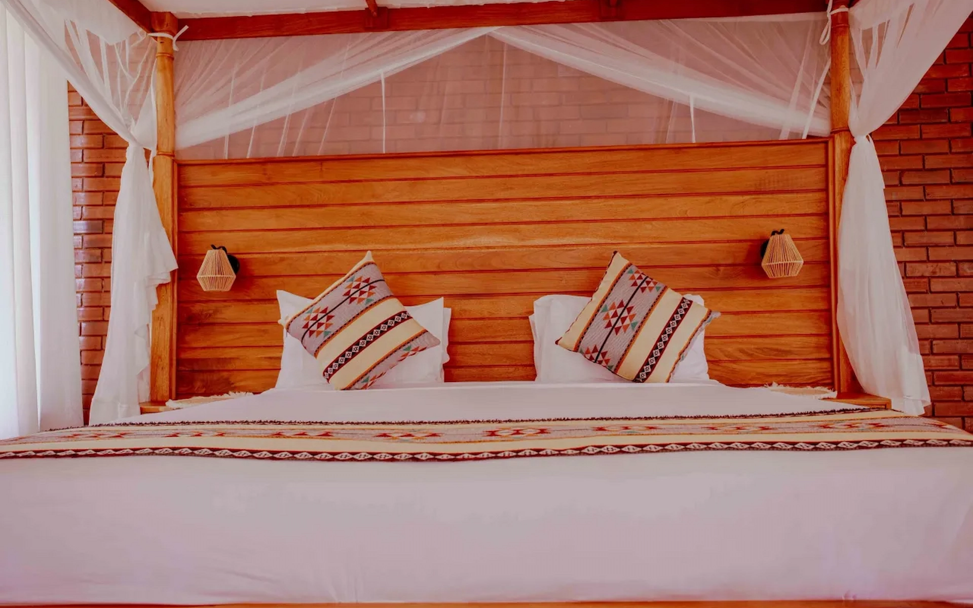 Into Wild Africa Luxury Safari Lodge