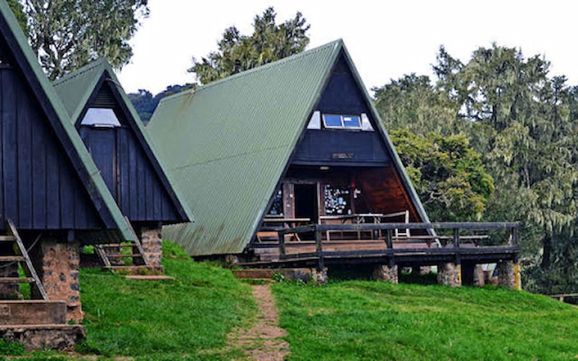 Mandara Hut (2700m) — photo 1